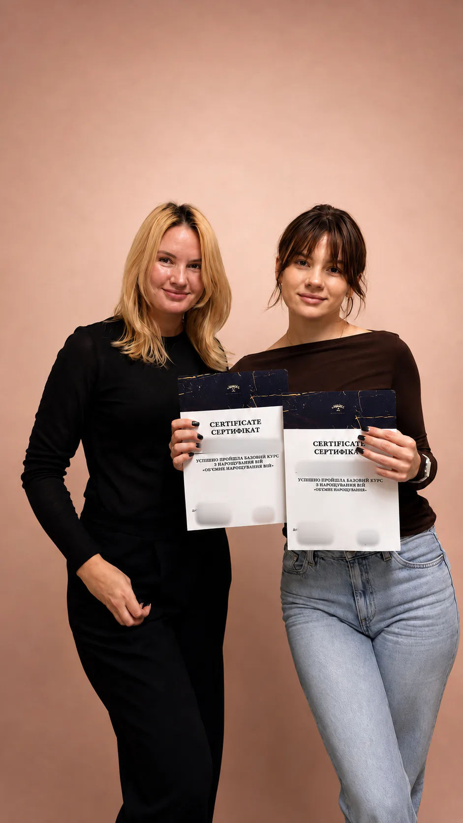 Випускниці курсу із сертифікатами про проходження базового навчання